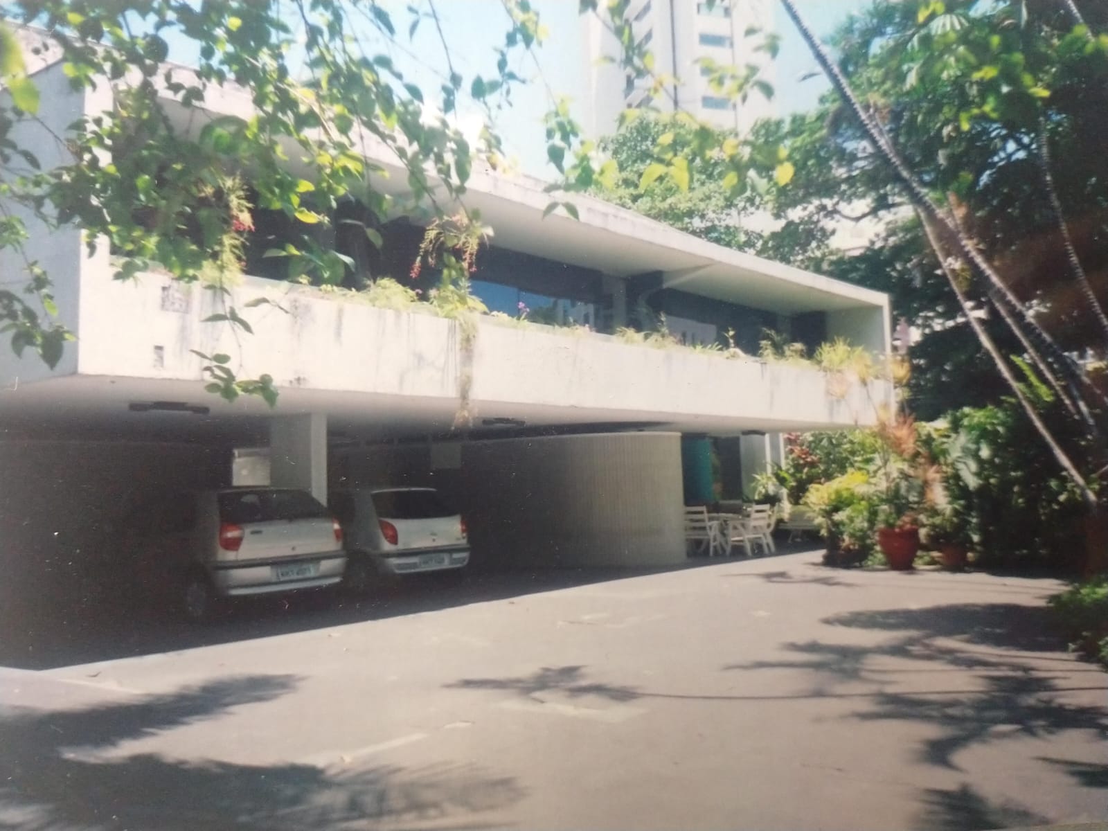 Residência com zona íntima apoiada em um pilar central e tirantes