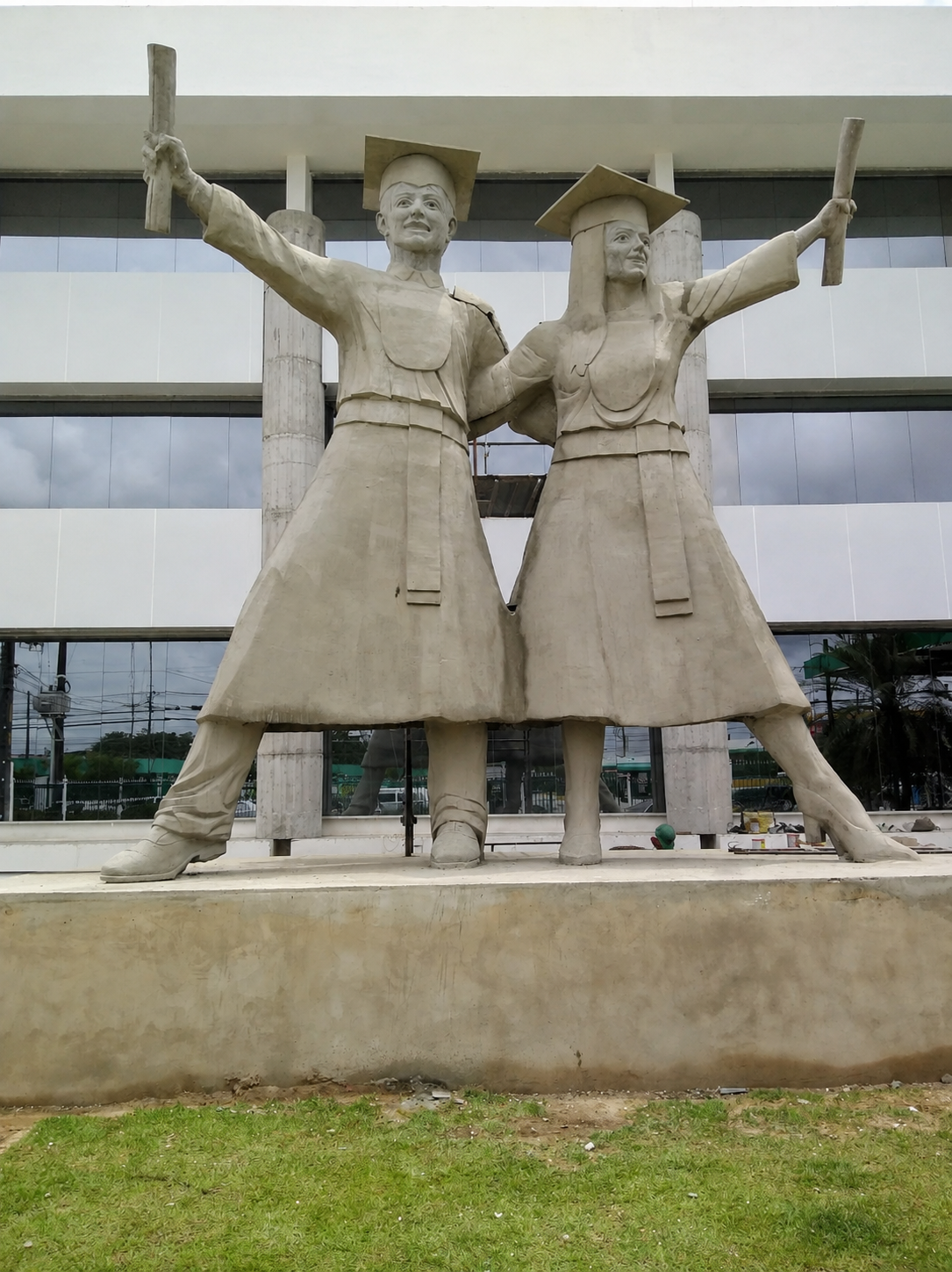 Estátua dos formandos da Faculdade Pernambucana de Saúde