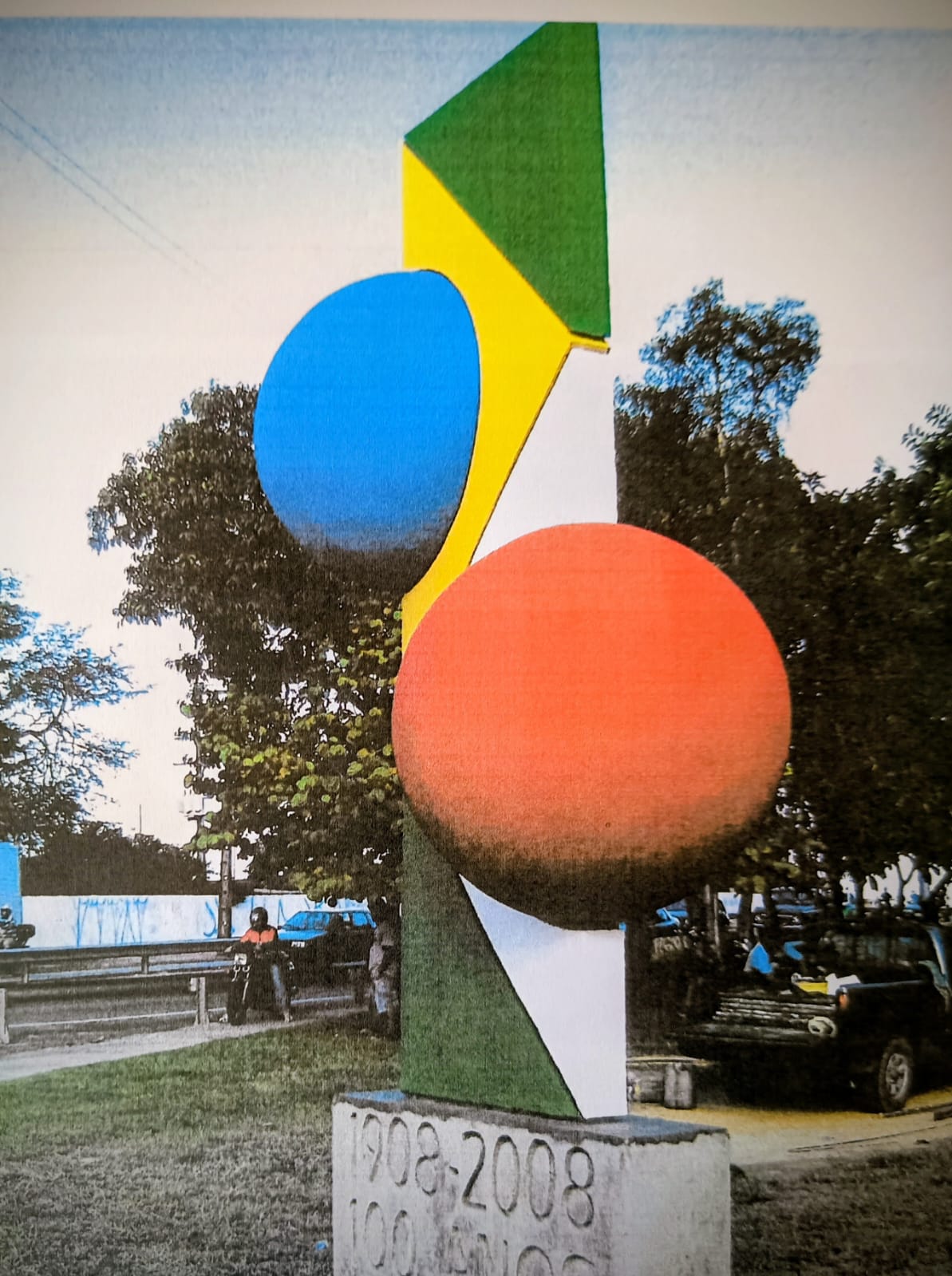 Monumento em homenagem aos 100 anos da comunidade japonesa no Brasil